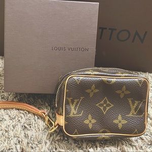 Authentic and hardly used Louis Vuitton 
Monogram Trousse Wapity